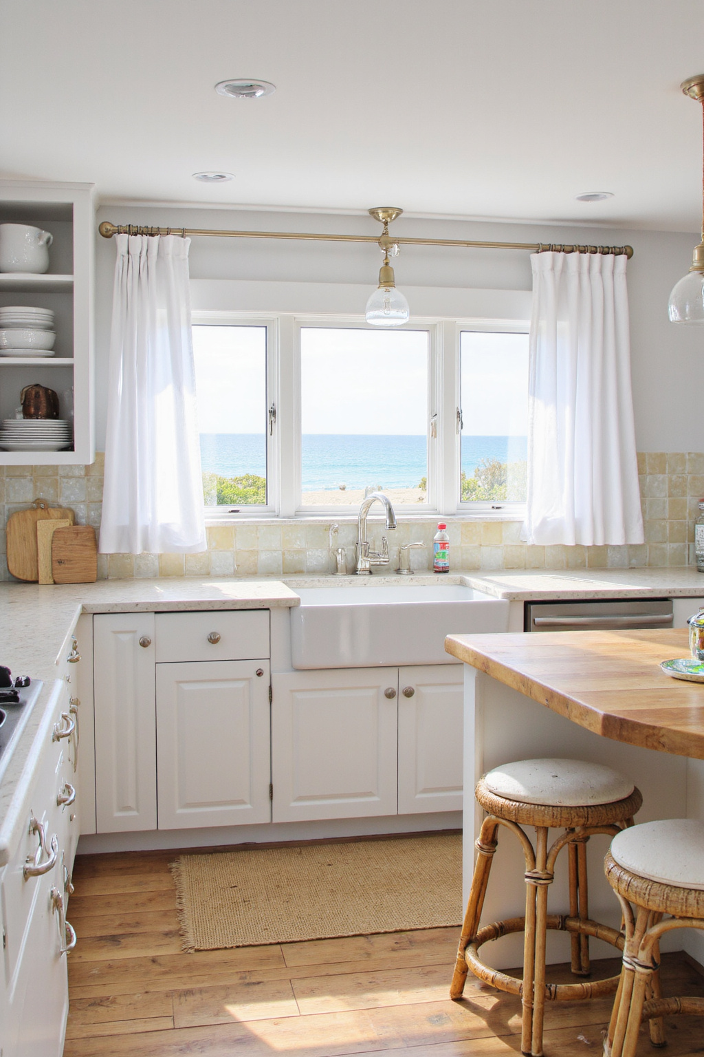 coastal kitchen decor, beach cottage kitchen, blue beach kitchen, beach home kitchen ideas, beach house kitchens